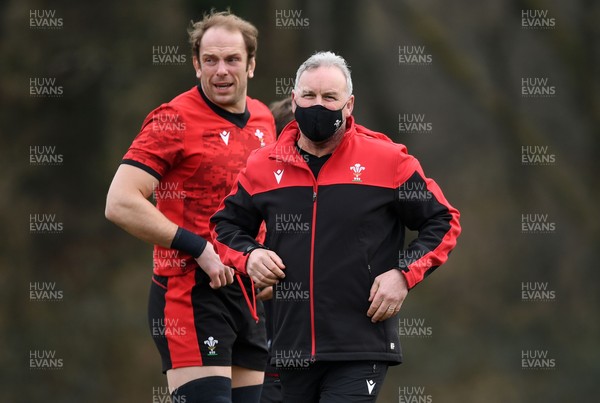 090321 - Wales Rugby Training - Alun Wyn Jones and Wayne Pivac during training