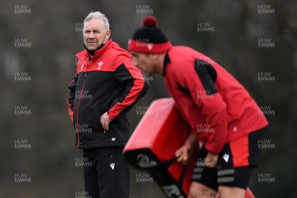 090321 - Wales Rugby Training - Wayne Pivac and Justin Tipuric during training