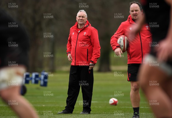 090322 - Wales Rugby Training - Wayne Pivac during training