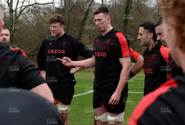 090322 - Wales Rugby Training - Adam Beard talks to team mates during training
