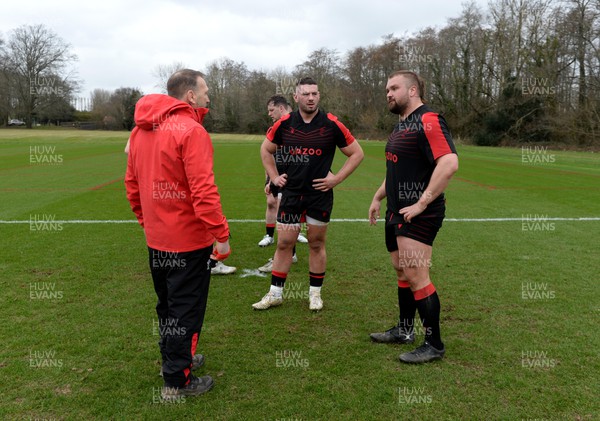 090322 - Wales Rugby Training - Jonathan Humphreys talks Gareth Thomas and Tomas Francis during training