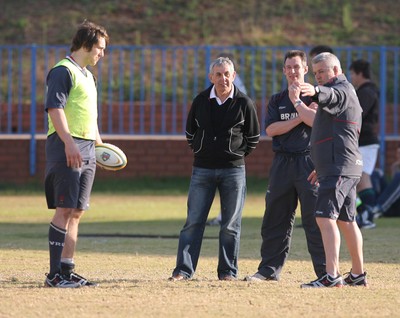 09.06.08 Wales rugby in South Africa... Warren Gatland ,Rob Howley and Ryan Jones chats with Ian McGeechan during training in Pretoria.  