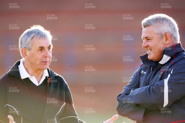 09.06.08 Wales rugby in South Africa... Warren Gatland chats with Ian McGeechan during training in Pretoria.  