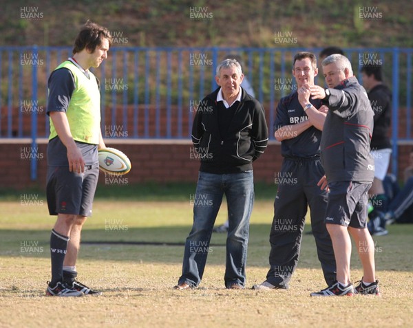 09.06.08 Wales rugby in South Africa... Warren Gatland ,Rob Howley and Ryan Jones chats with Ian McGeechan during training in Pretoria.  