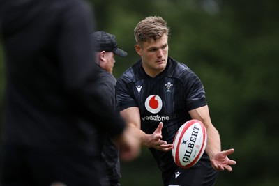 090625 - Wales Rugby Training - Taine Plumtree during training