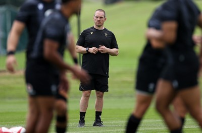 090625 - Wales Rugby Training - Gethin Jenkins, Defence Coach during training
