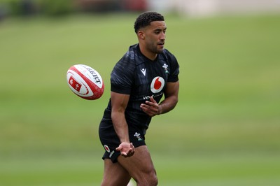 090625 - Wales Rugby Training - Keelan Giles during training
