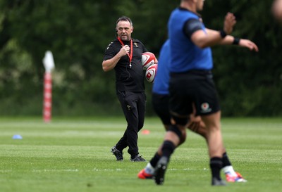 090625 - Wales Rugby Training - Matt Sherratt, Head Coach during training