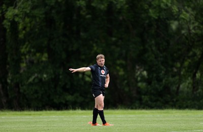 090625 - Wales Rugby Training - Sam Costelow during training