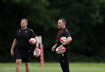 090625 - Wales Rugby Training - Matt Sherratt, Head Coach during training