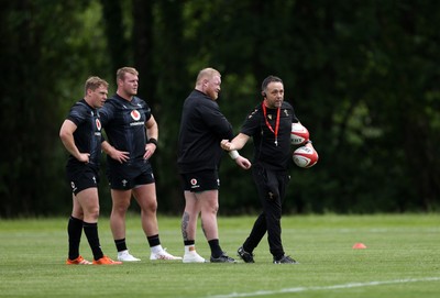 090625 - Wales Rugby Training - Matt Sherratt, Head Coach during training