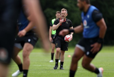 090625 - Wales Rugby Training - Danny Wilson, Coach during training
