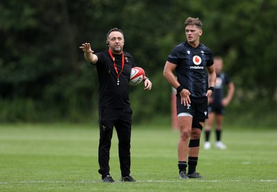 090625 - Wales Rugby Training - Matt Sherratt, Head Coach and Alex Mann during training