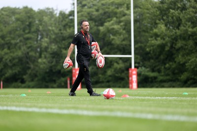 090625 - Wales Rugby Training - Matt Sherratt, Head Coach during training