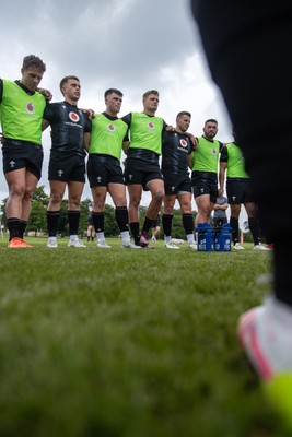 090625 - Wales Rugby Training - Team huddle