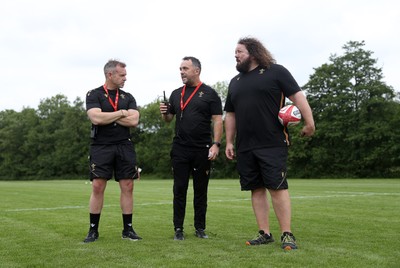 090625 - Wales Rugby Training - Danny Wilson, Forwards Coach, Matt Sherratt, Head Coach and Adam Jones, Scrum Coach during training