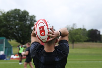 090625 - Wales Rugby Training - Elliot Dee during training