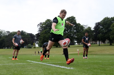 090625 - Wales Rugby Training - Sam Costelow during training