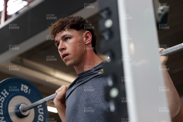090625 - Wales Rugby Gym Session - Tom Rogers during training