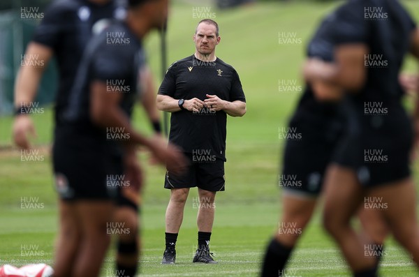090625 - Wales Rugby Training - Gethin Jenkins, Defence Coach during training