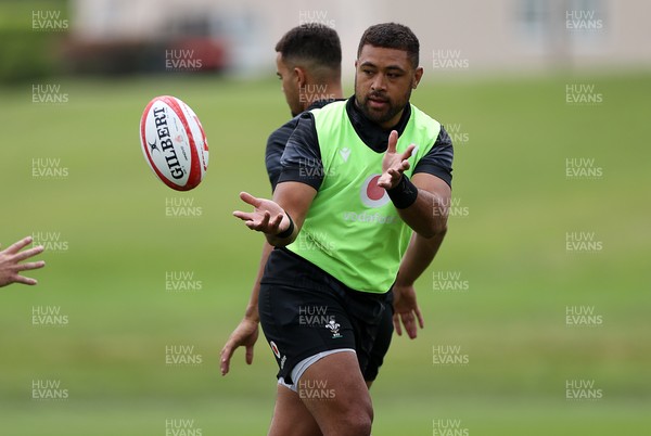 090625 - Wales Rugby Training - Taulupe Faletau during training