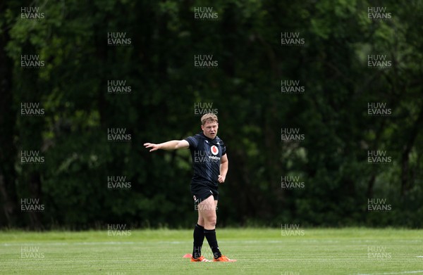 090625 - Wales Rugby Training - Sam Costelow during training