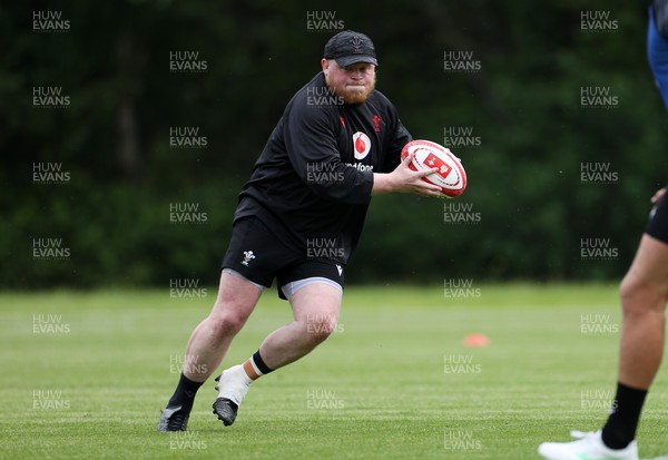 090625 - Wales Rugby Training - Keiron Assiratti during training