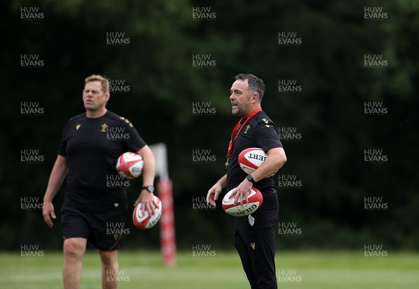 090625 - Wales Rugby Training - Matt Sherratt, Head Coach during training
