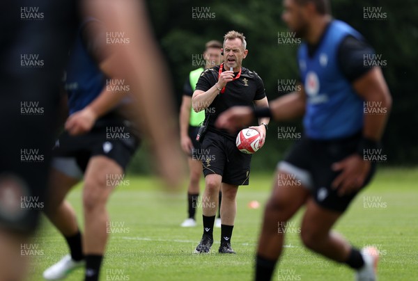 090625 - Wales Rugby Training - Danny Wilson, Coach during training