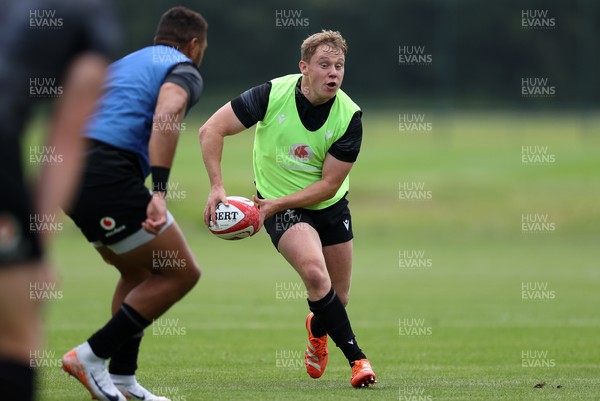 090625 - Wales Rugby Training - Sam Costelow during training