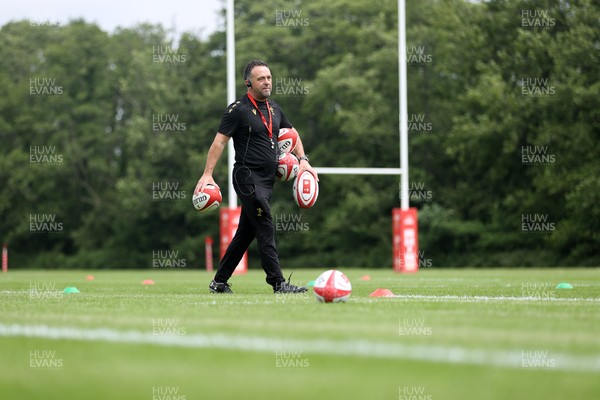090625 - Wales Rugby Training - Matt Sherratt, Head Coach during training