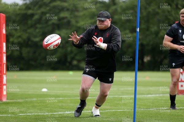090625 - Wales Rugby Training - Keiron Assiratti during training