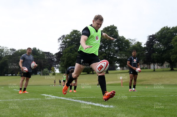 090625 - Wales Rugby Training - Sam Costelow during training