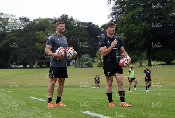 090625 - Wales Rugby Training - Leigh Halfpenny, Skills Coach and Dan Edwards during training