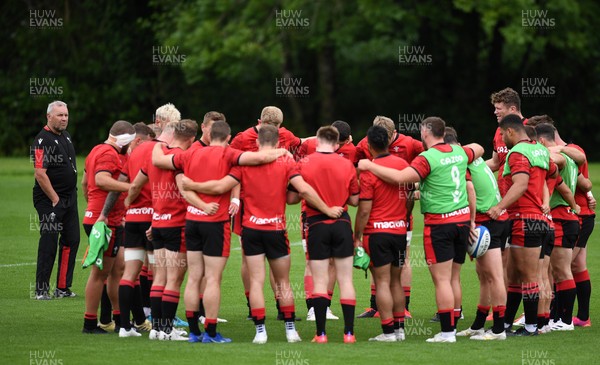 090721 - Wales Rugby Training - Wayne Pivac and players huddle during training
