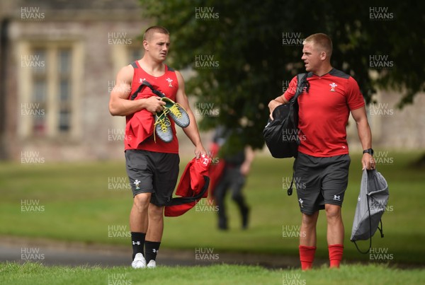 090819 - Wales Rugby Training - Jonathan Davies and Gareth Anscombe during training