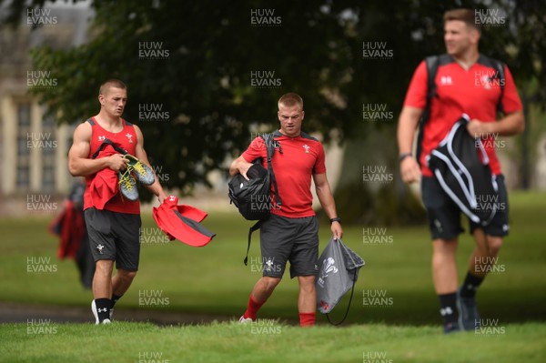 090819 - Wales Rugby Training - Jonathan Davies and Gareth Anscombe during training