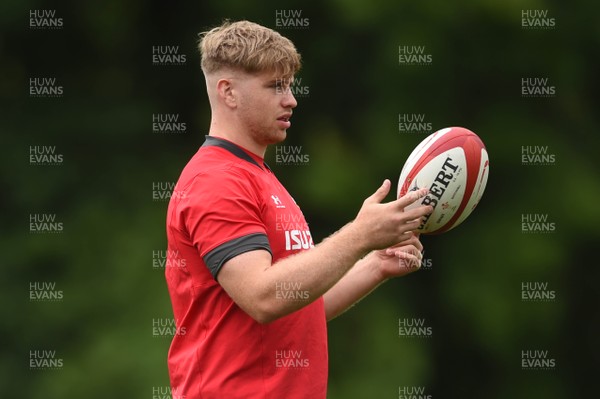 090819 - Wales Rugby Training - Aaron Wainwright during training