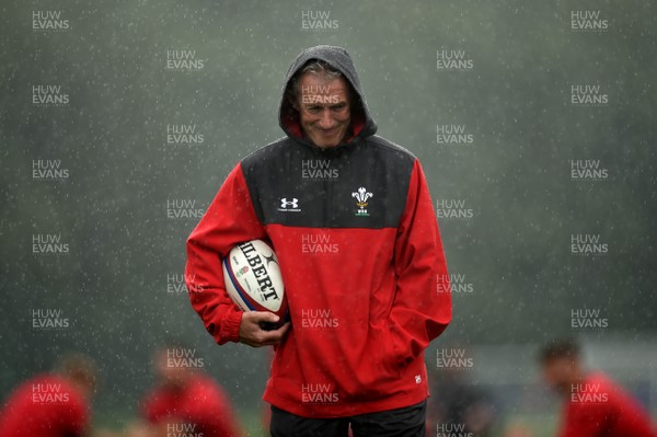 090819 - Wales Rugby Training - Rob Howley during training