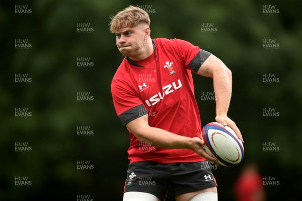 090819 - Wales Rugby Training - Aaron Wainwright during training