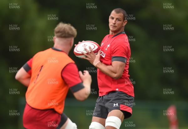 090819 - Wales Rugby Training - Aaron Shingler during training