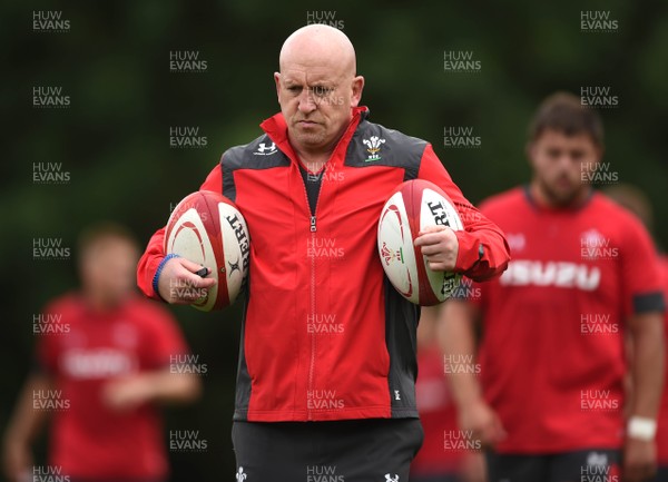 090819 - Wales Rugby Training - Shaun Edwards during training