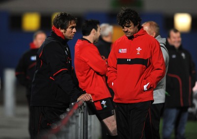 09.09.11 - Wales Rugby Training - Ryan Jones talks to physio Mark Davies during training. 