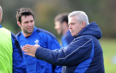 09.11.10 - Wales Rugby Training - Wales head coach Warren Gatland talks to Stephen Jones during training. 