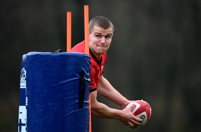 091120 - Wales Rugby Training - Shane Lewis-Hughes during training