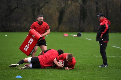 091120 - Wales Rugby Training - Wayne Pivac during training