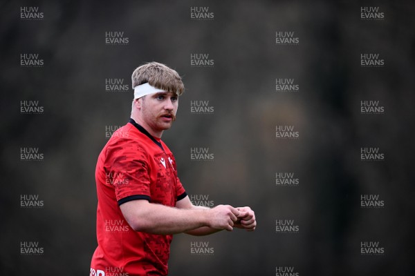 091120 - Wales Rugby Training - Aaron Wainwright during training