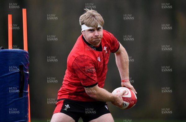 091120 - Wales Rugby Training - Aaron Wainwright during training