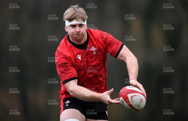 091120 - Wales Rugby Training - Aaron Wainwright during training