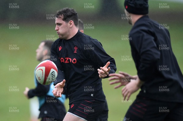 091121 - Wales Rugby Training - Ryan Elias during training